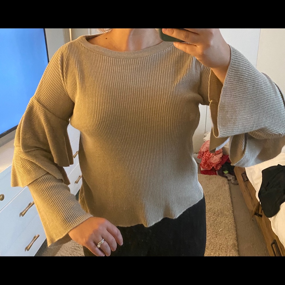 Nude sweater with flowy sleeve